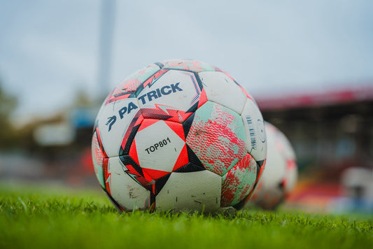 RWO mittendrin – Den Spielball auf den Rasen tragen!